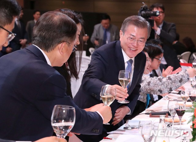 【파리=뉴시스】전신 기자 = 문재인 대통령과 부인 김정숙 여사가 13일(현지시간) 프랑스 파리 메종 드 라 뮤투알리테에서 열린 동포간담회에서 건배하고 있다. 2018.10.14. photo1006@newsis.com