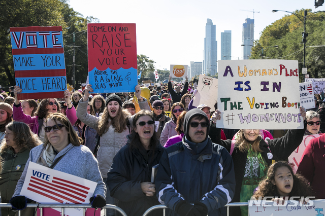 【시카고=AP/뉴시스】미 중간선거를 앞두고 여성 투표를 독려하는 수천명의 시위가 13일(현지시간) 일리노이주 시카고 그랜트공원에서 진행됐다. 2018.10.24.