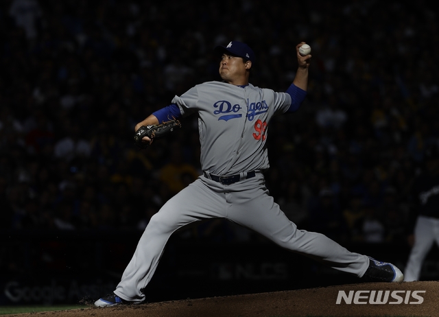 【밀워키=AP/뉴시스】 류현진(31·LA 다저스)은 14일(한국시간) 미국 위스콘신주 밀워키의 밀러파크에서 열린 밀워키 브루어스와의 내셔널리그 챔피언십시리즈(7전 4선승제) 2차전에 선발등판, 힘차게 공을 뿌리고 있다.