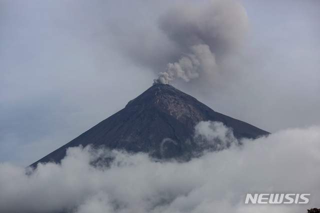 【산 미겔 로스 로테스(과테말라)=AP/뉴시스】과테말라의 푸에고 화산이 9일(현지 시간) 분화를 시작해 약 1000명이 대피했다. 사진은 지난 2018년 10월 푸에고 화산에서 화산재가 치솟는 모습. 2018.10.14