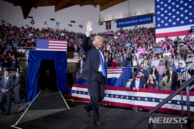 【리치먼드=AP/뉴시스】도널드 트럼프 미국 대통령이 13일(현지시간) 켄터키주 리치먼드에서 중간선거 지원 연설을 하기 전 손을 흔들고 있다. 2018.10.17