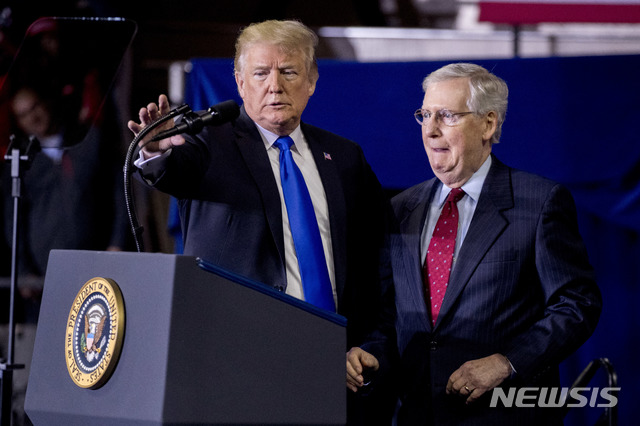 【리치먼드(미 켄터키주)=AP/뉴시스】도널드 트럼프 미 대통령(왼쪽)이 13일 켄터키주 리치먼드에서 열린 정치집회에서 미치 매코널 상원 공화당 원내대표를 소개하고 있다. 트럼프 대통령은 이날 미국의 실업률이 기록적인 낮은 수준을 보이는 것은 트럼프 행정부의 업적이라며 미국은 지금 세계에서 가장 핫한 나라라고 자화자찬했다. 2018.10.14
