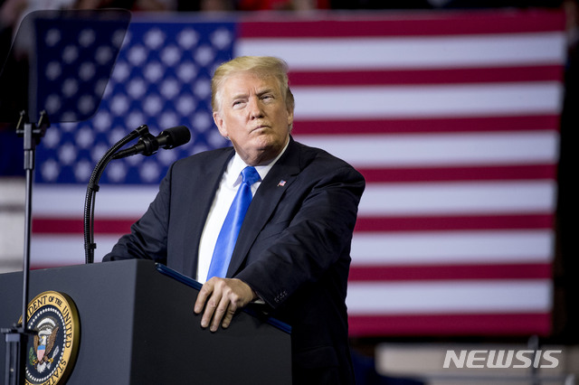 【리치먼드=AP/뉴시스】 중간선거 유세연설 차 네바다 주를 방문했던 20일 도널드 트럼프 미 대통령은 유권자들에게 자신과 공화당의원들이 다음 주 중에 “매우 중요한 감세법안”을 발표할 예정이라고 말했다. 사진은 13일 켄터키 주 리치먼드에서 유세 중인 트럼프 대통령. 