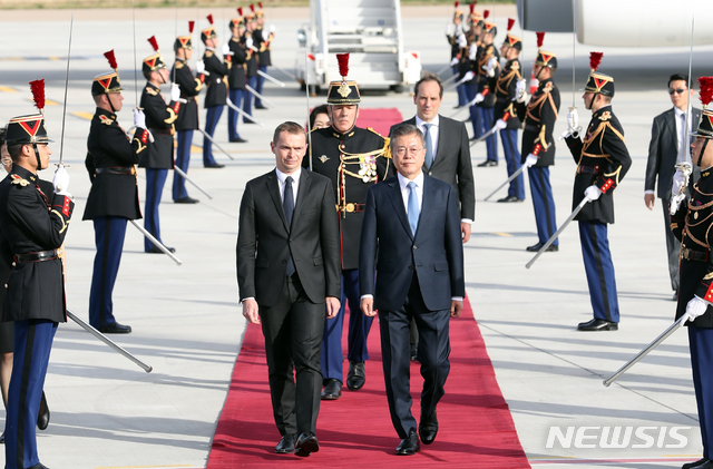【파리(프랑스)=뉴시스】전신 기자 = 문재인 대통령이 13일(현지시간) 프랑스 파리 오를리 국제공항에 도착해 프랑스 영예수행장관인 올리비에 뒤솝트 공공재정담당 국무장관과 함께 의장대를 사열하고 있다. 2018.10.14.photo1006@newsis.com