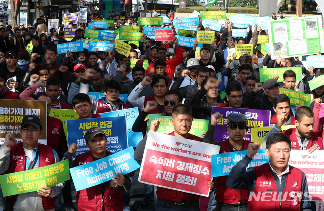 【서울=뉴시스】이영환 기자 = 14일 오후 중구 파이낸스빌딩 앞에서 열린 2018 전국 이주노동자 대회에서 참가자들이 구호를 외치고 있다. 2018.10.14.&nbsp; 20hwan@newsis.com