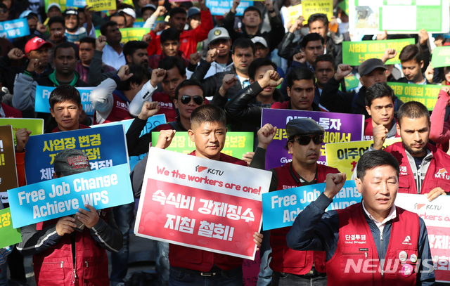 【서울=뉴시스】이영환 기자 = 10월14일 오후 중구 파이낸스빌딩 앞에서 열린 2018 전국 이주노동자 대회에서 참가자들이 구호를 외치고 있다. 2018.10.14.&nbsp; 20hwan@newsis.com