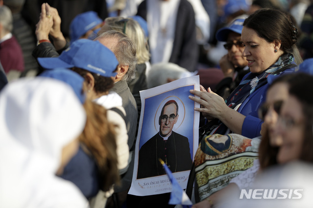 14일 성베드로 광장의 로메로 대주교 시성식에 참석한 신도들&nbsp; AP