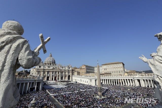 【바티칸=AP/뉴시스】 14일 성베드로 광장에서 열린 오스카르 로메로 대주교 및 바오로 6세 등 7위의 시성식에 수만 명이 참여했다. 앞의 성베드로 대성당 전면에 성인 반열에 오른 7위 사진이 걸려있다. 1980년 암살된 엘살바도르의 로메로 대주교는 프란치스코 교황의 적극 추진으로 2015년 종교 증오 순교자의 이름으로 복자에 올랐다. 바오로 6세는 프란치스코 취임 후 성인이 된 세 번째 교황이다. 2018. 10. 14. 