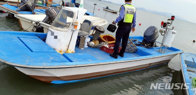 【신안=뉴시스】류형근 기자 = 14일 오후 4시29분께 전남 신안군 압해도 한 선착장 앞 해상에서 선박 2척이 충돌해 2명이 숨졌다. 2018.10.14. (사진=전남 목포해양경찰서 제공)photo@newsis.com