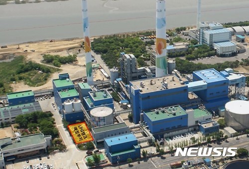 【안산=뉴시스】 조성필 기자 = 경기 안산시가 반월열병합발전소 운영사인 GS E&R이 제출한 LPG 저장탱크 설치 허가신청서를 지난 8월 말 승인한 것으로 알려졌다. 사진은 안산 단원구 초지동에 있는 반월열병합발전소의 전경. 2018.10.15 (사진=뉴시스DB) photo@newsis.com