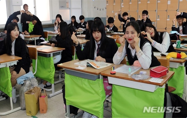 【홍성=뉴시스】충남도교육청이 학생 인권 보장을 위해 설치한 책상 앞가리개 모습. 