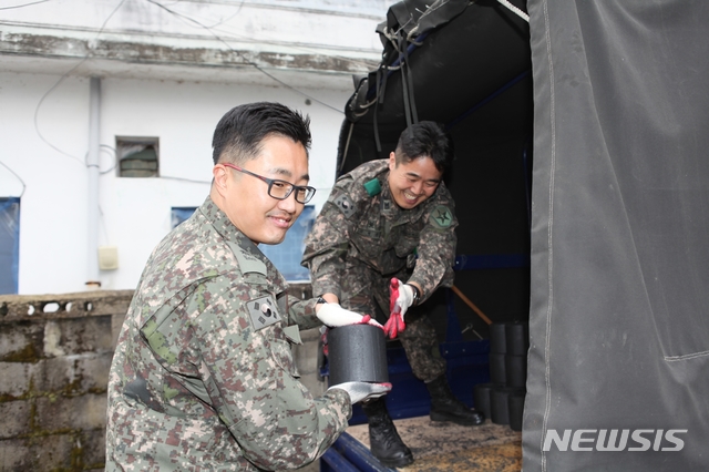 【영동=뉴시스】이성기 기자 = 충북 영동에 있는 육군종합행정학교가 15일로 창설 50주년을 맞았다. 사진은 지난해 11월 종행교 장병들이 부대 인근 가구를 찾아 연탄배달 봉사를 하는 모습이다.2018.10.15(사진=육군종합행정학교 제공) photo@newsis.com 