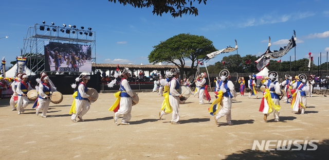 【대전=뉴시스】조명휘 기자 = 대전시는 지난 12일부터 14일까지 문화체육관광부 주최로 제주도 서귀포시 성읍민속마을에서 열린 '제25회 전국청소년민속예술제와 제59회 한국민속예술축제에서 '대전웃다리농악'이 대통령상을, '계족산 무제'가 동상을 각각 받았다고 15일 밝혔다. 사진은 웃다리농악 공연 장면. 2018.10.15. (사진= 대전시 제공) photo@newsis.com