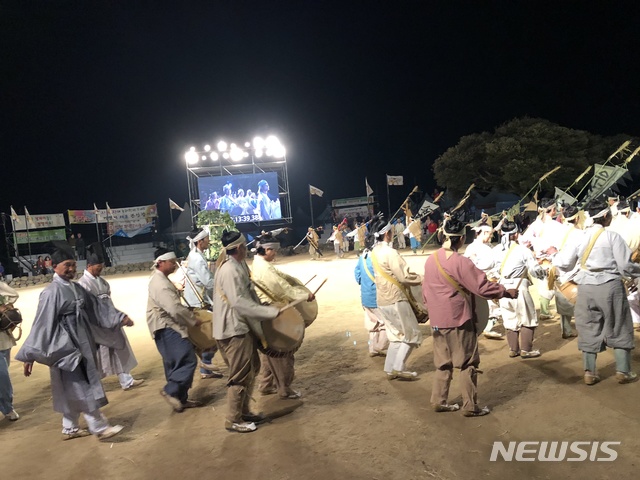 【대전=뉴시스】조명휘 기자 = 대전시는 지난 12일부터 14일까지 문화체육관광부 주최로 제주도 서귀포시 성읍민속마을에서 열린 '제25회 전국청소년민속예술제와 제59회 한국민속예술축제에서 '대전웃다리농악'이 대통령상을, '계족산 무제'가 동상을 각각 받았다고 15일 밝혔다. 사진은 계족산무제 공연 장면. 2018.10.15. (사진= 대전시 제공) photo@newsis.com