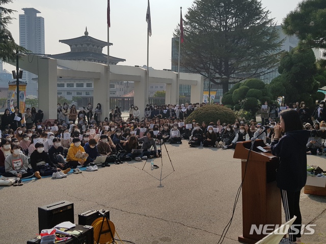 【서울=뉴시스】안채원 기자 = 15일 오후 서울 성북구 동덕여대 본관 앞에서 열린 '안전한 동덕여대를 위한 7000 동덕인 필리버스터'에 참석한 학우들. 2018.10.15. 