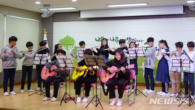 【제주=뉴시스】배상철 기자 = 제주 서귀포시 성산읍 풍천초등학교 학생들이 15일 오전 학교 강당에서 악기를 연주하고 있다. 2018.10.15. bsc@newsis.com