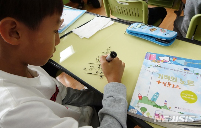 【제주=뉴시스】배상철 기자 = 제주 풍천초등학교 5학년 학생이 15일 오전 학교에서 수학 수업 중 문제를 풀어보고 있다. 2018.10.15. bsc@newsis.com