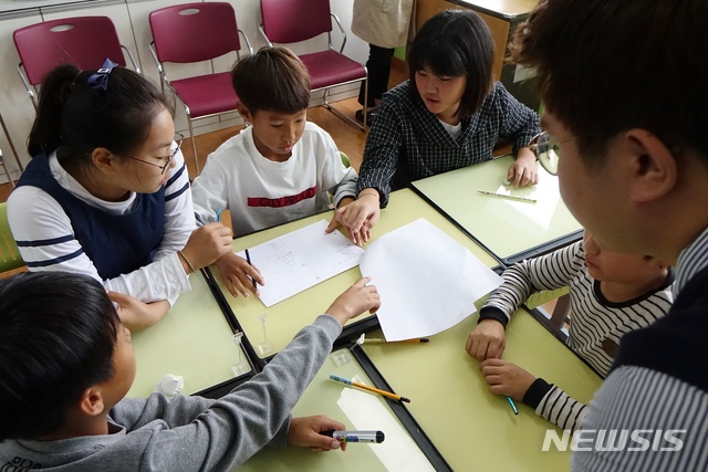【제주=뉴시스】배상철 기자 = 15일 오전 제주 서귀포시 성산읍 풍천초등학교에서 선생님이 5학년 학생들의 조별 문제 풀이를 지켜보고 있다. 2018.10.15. bsc@newsis.com