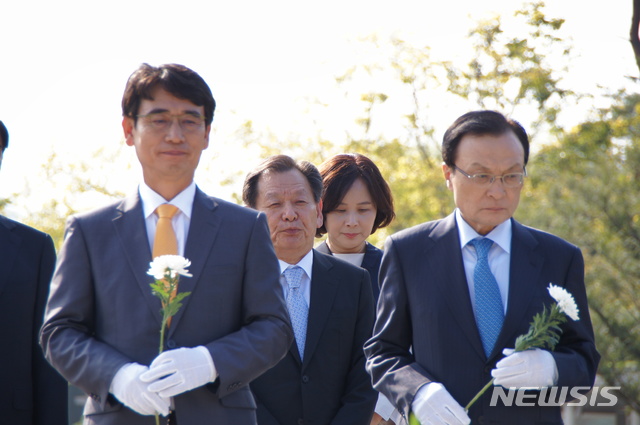 【김해=뉴시스】김상우 기자 = 유시민 신임 노무현재단 이사장과 이해찬 더불어민주당 대표(전 노무현재단 이사장)는 15일 오후 경남 김해시 봉하마을을 찾아 고 노무현 전 대통령 묘역을 참배하고, 권양숙 여사를 예방했다. 2018.10 15&nbsp; woo@newsis.com