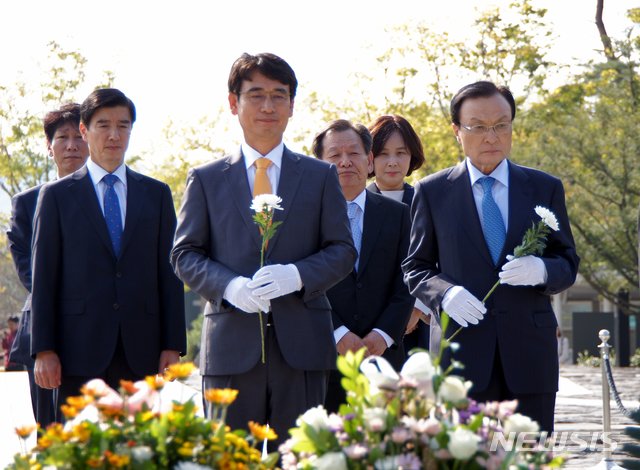 【김해=뉴시스】김상우 기자 = 유시민 신임 노무현재단 이사장과 이해찬 더불어민주당 대표(전 노무현재단 이사장)는 15일 오후 경남 김해시 봉하마을을 찾아 고 노무현 전 대통령 묘역을 참배하고, 권양숙 여사를 예방했다. 2018.10 15&nbsp;&nbsp; woo@newsis.com