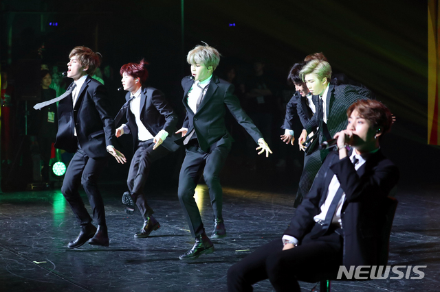 【파리(프랑스)=뉴시스】전신 기자 = BTS가 14일(현지시간) 프랑스 파리 르 트레지엠 아트 공연장에서 한-불 우정콘서트 공연을 하고 있다. 2018.10.14.photo1006@newsis.com