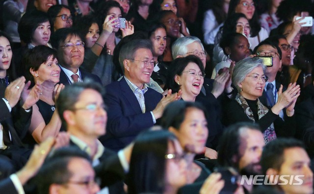 【파리(프랑스)=뉴시스】전신 기자 = 문재인 대통령과 부인 김정숙 여사가 14일(현지시간) 프랑스 파리 르 트레지엠 아트 공연장에서 열린 한-불 우정콘서트에서 방탄소년단의 공연에 박수 보내고 있다. 2018.10.15.photo1006@newsis.com