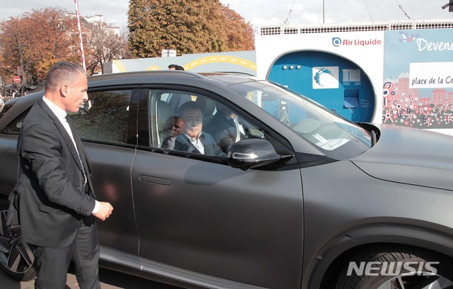 【파리(프랑스)=뉴시스】전신 기자 = 문재인 대통령이 14일(현지시간) 파리 중심가에서 현대자동차가 수출한 '넥쏘' 수소 전기차를 탑승한 뒤 알마 광장에 설치된 수소 충전소에 도착하고 있다. 2018.10.15. (사진=청와대 제공) photo@newsis.com
