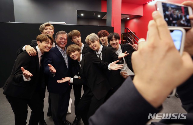 【파리(프랑스)=뉴시스】전신 기자 = 문재인 대통령이 14일(현지시간) 프랑스 파리 르 트레지엠 아트 공연장에서 열린 한-불 우정콘서트 관람을 마친 후 방탄소년단과 기념촬영하고 있다. 2018.10.15.photo1006@newsis.com