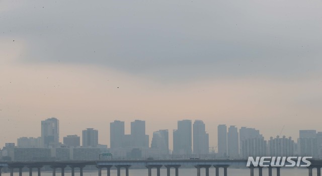 【서울=뉴시스】고범준 기자 = 15일 오전 서울 서강대교에서 바라본 서울 도심 시야가 흐리게 보이고 있다. 2018.10.15. bjko@newsis.com