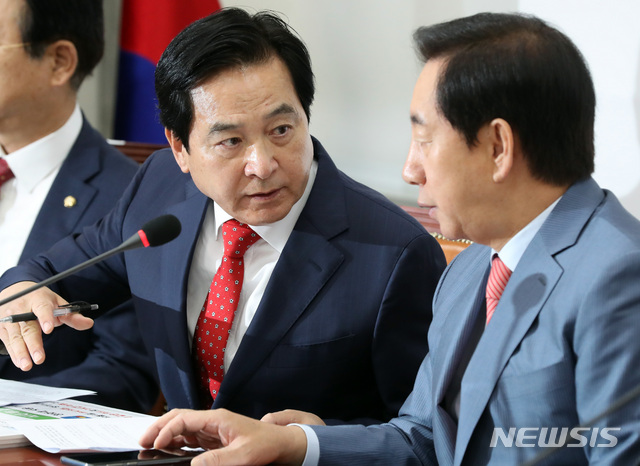 【서울=뉴시스】박영태 기자 = 15일 오전 서울 영등포구 여의도 국회에서 열린 자유한국당 비상대책위원회의에서 심재철 의원이 김성태 원내대표와 이야기를 나누고 있다. 2018.10.15.since1999@newsis.com