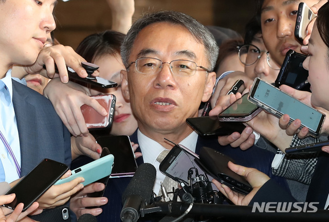 【서울=뉴시스】이영환 기자 = 양승태 전 대법원장 시절 '사법농단' 의혹의 핵심으로 평가 받는 임종헌 전 법원행정처 차장이 15일 오전 서울 서초구 서울중앙지방검찰청에 피의자 신분으로 출석해 취재진의 질문을 듣고 있다. 2018.10.15. 20hwan@newsis.com