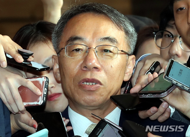 【서울=뉴시스】이영환 기자 = 임종헌 전 법원행정처 차장이 구속되기 전인 지난달 15일 오전 서울 서초구 서울중앙지방검찰청에 피의자 신분으로 출석해 취재진의 질문을 듣고 있다. 2018.10.15. 20hwan@newsis.com