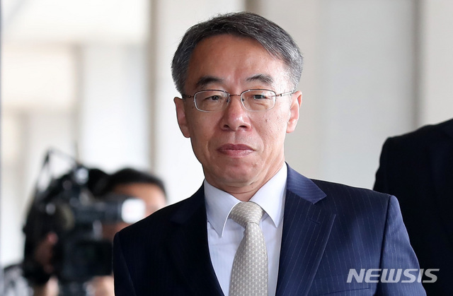 【서울=뉴시스】이영환 기자 =&nbsp; 임종헌 전 법원행정처 차장이 지난 15일 오전 서울 서초구 서울중앙지방검찰청에 피의자 신분으로 출석하고 있다. 2018.10.15.&nbsp; 20hwan@newsis.com