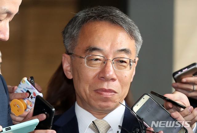 【서울=뉴시스】이영환 기자 = 임종헌 전 법원행정처 차장이 지난 15일 오전 서울 서초구 서울중앙지방검찰청에 피의자 신분으로 출석하고 있다. 2018.10.15. 20hwan@newsis.com