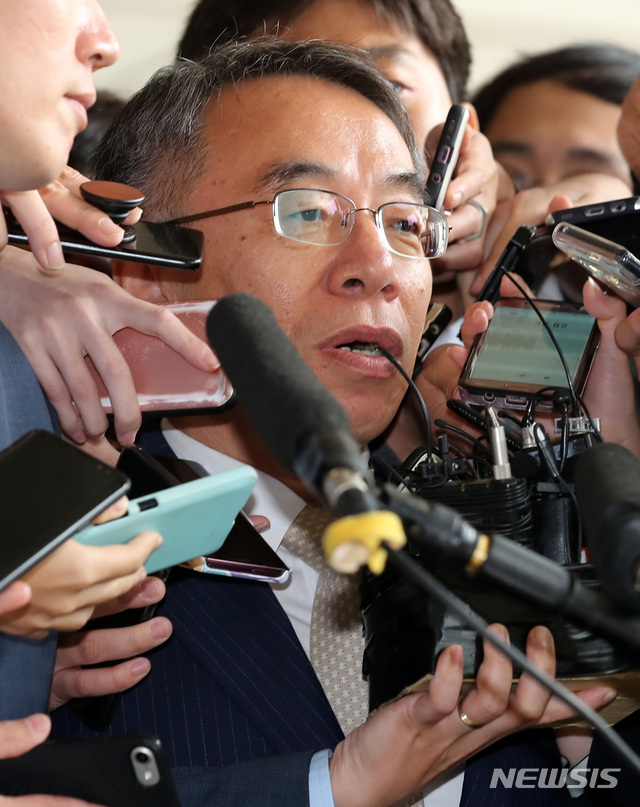 【서울=뉴시스】이영환 기자 =&nbsp; 양승태 전 대법원장 시절 '사법농단' 의혹의 핵심으로 평가 받는 임종헌 전 법원행정처 차장이 15일 오전 서울 서초구 서울중앙지방검찰청에 피의자 신분으로 출석해 취재진의 질문에 답하고 있다. 2018.10.15.&nbsp; 20hwan@newsis.com