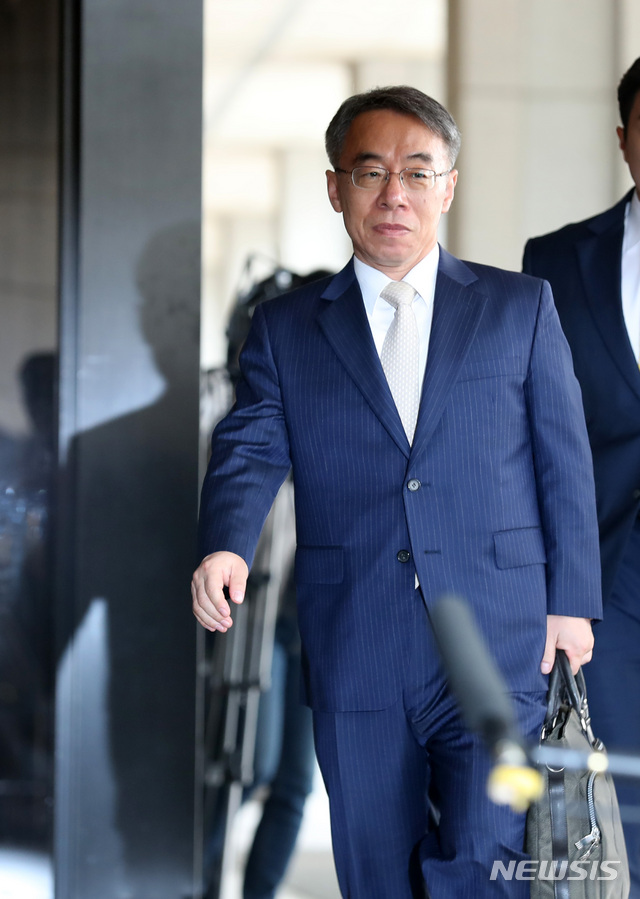 【서울=뉴시스】이영환 기자 = 양승태 전 대법원장 시절 '사법농단' 의혹 핵심으로 평가받는 임종헌 전 법원행정처 차장이 15일 오전 서울 서초구 서울중앙지검에 피의자 신분으로 출석하고 있다. 2018.10.15. 20hwan@newsis.com