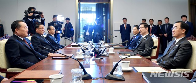 【파주=뉴시스】 사진공동취재단 = 남북이 15일 오전 판문점 평화의집에서 9월 평양공동선언 이행방안 협의를 위한 고위급회담을 개최한 가운데 우리측 수석대표인 조명균 통일부 장관(오른쪽)과 북측 리선권 조국평화통일위원회 위원장 등 남북 대표단이 인사하고 있다. 2018.10.15.&nbsp; photo@newsis.com