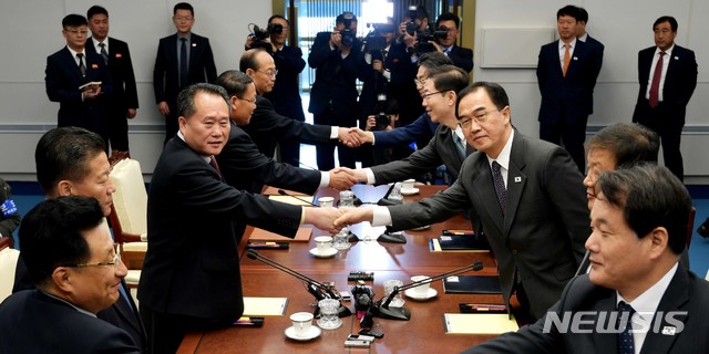 【파주=뉴시스】 사진공동취재단 = 남북이 15일 오전 판문점 평화의집에서 9월 평양공동선언 이행방안 협의를 위한 고위급회담을 개최한 가운데 우리측 수석대표인 조명균 통일부 장관과 북측 리선권 조국평화통일위원회 위원장 등 남북 대표단이 악수하고 있다. 2018.10.15. photo@newsis.com