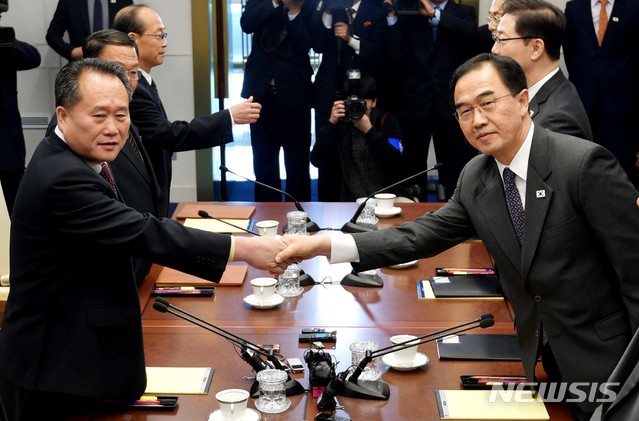 【파주=뉴시스】 사진공동취재단 = 남북이 15일 오전 판문점 평화의집에서 9월 평양공동선언 이행방안 협의를 위한 고위급회담을 개최한 가운데 우리측 수석대표인 조명균 통일부 장관(오른쪽)과 북측 리선권 조국평화통일위원회 위원장이 악수하고 있다. 2018.10.15.&nbsp; photo@newsis.com