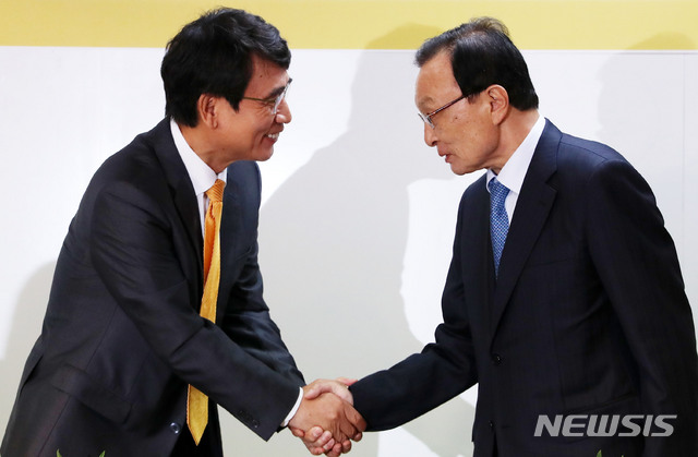 【서울=뉴시스】박주성 기자 = 유시민 노무현재단 신임 이사장과 이해찬 더불어민주당 대표가 15일 오전 서울 마포구 노무현재단 사무실에서 열린 이사장 이·취임식에서 인사를 나누고 있다. 2018.10.15. park7691@newsis.com