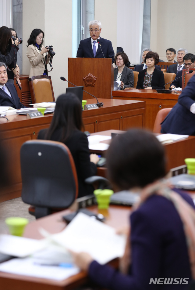 【서울=뉴시스】고승민 기자 = 15일 오전 서울 여의도 국회에서 열린 환경노동위원회의 기상청 등 국정감사에서 김종석 기상청장이 업무보고를 하고 있다. 2018.10.15. kkssmm99@newsis.com