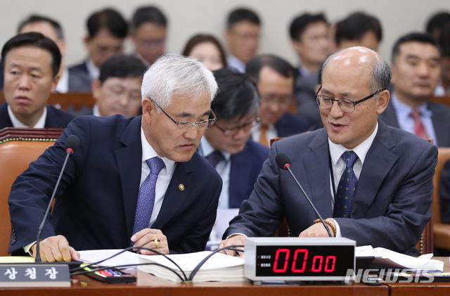 【서울=뉴시스】고승민 기자 = 15일 오전 서울 여의도 국회에서 열린 환경노동위원회의 기상청 등 국정감사에서 김종석 기상청장과 최흥진 기상청 차장이 자료 준비를 하고 있다. 2018.10.15. kkssmm99@newsis.com