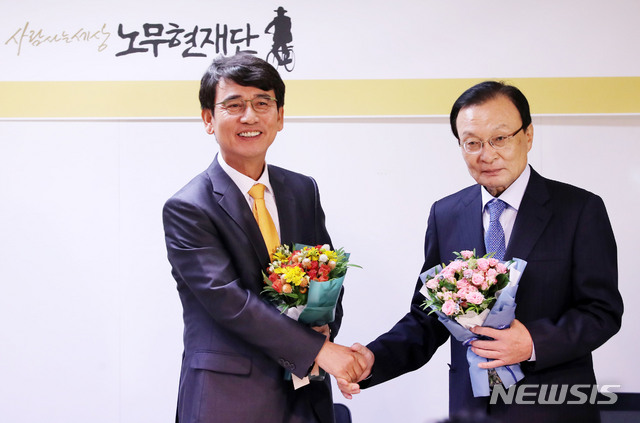 【서울=뉴시스】박주성 기자 = 유시민 노무현재단 신임 이사장과 이해찬 더불어민주당 대표가 15일 오전 서울 마포구 노무현재단 사무실에서 열린 이사장 이·취임식에서 인사를 나누고 있다. 2018.10.15.&nbsp; park7691@newsis.com