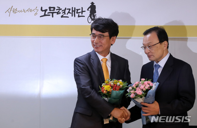 【서울=뉴시스】박주성 기자 = 유시민 노무현재단 신임 이사장과 이해찬 더불어민주당 대표가 15일 오전 서울 마포구 노무현재단 사무실에서 열린 이사장 이·취임식에서 인사를 나누고 있다. 2018.10.15. park7691@newsis.com