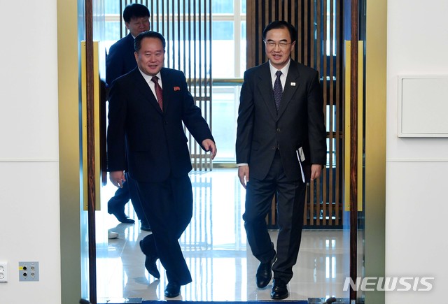 【파주=뉴시스】 사진공동취재단 = 남북이 15일 오전 판문점 평화의집에서 9월 평양공동선언 이행방안 협의를 위한 고위급회담을 개최한 가운데 우리측 수석대표인 조명균 통일부 장관(오른쪽)과 북측 수석대표 리선권 조국평화통일위원회 위원장 회담장으로 들어서고 있다. 2018.10.15. photo@newsis.com