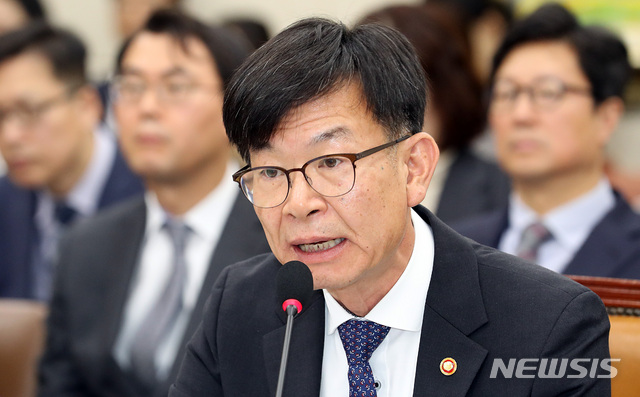 【서울=뉴시스】이종철 기자&nbsp; = 김상조 공정거래위원장이 15일 오전 서울 여의도 국회에서 열린 정무위원회의 공정거래위원회, 한국소비자원, 한국공정거래조정원 국정감사에 출석하여 답변을 하고 있다. 2018.10.15.&nbsp; jc4321@newsis.com