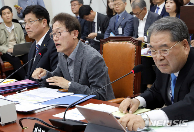 【서울=뉴시스】박영태 기자 = 15일 오전 서울 영등포구 여의도 국회에서 열린 국회 교육위원회의 서울시교육청, 인천광역시교육청, 경기도교육청 국정감사에서 조희연 서울시교육감이 의원 질의에 답변하고 있다. 2018.10.15.since1999@newsis.com