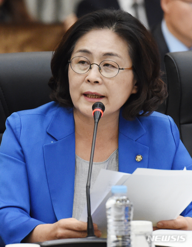 【대전=뉴시스】함형서 기자 = 15일 오전 대전 서구 둔산동 대전정부청사 대회의실에서 열린 기획재정위원회 통계청 국정감사에서 더불어민주당 유승희 의원이 질의를 하고 있다. 2018.10.15.foodwork23@newsis.com