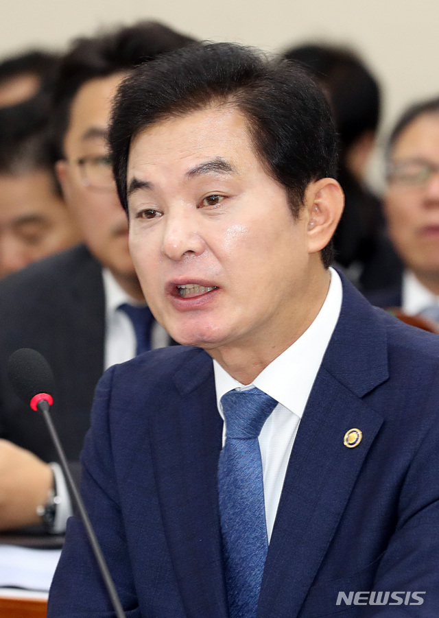 【서울=뉴시스】이종철 기자 = 류영진 식품의약품안전처장이 15일 오전 서울 여의도 국회에서 열린 보건복지위원회의 식품의약품안전처, 한국식품안전관리인증원 국정감사에 출석하여 의원 질의에 답변을 하고 있다. 2018.10.15. jc4321@newsis.com