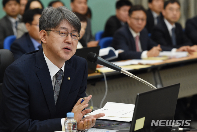 【대전=뉴시스】함형서 기자 = 15일 오전 대전 서구 둔산동 대전정부청사 대회의실에서 열린 기획재정위원회 통계청 국정감사에서 강신욱 통계청장이 의원들의 질의에 답변하고 있다. 2018.10.15. foodwork23@newsis.com